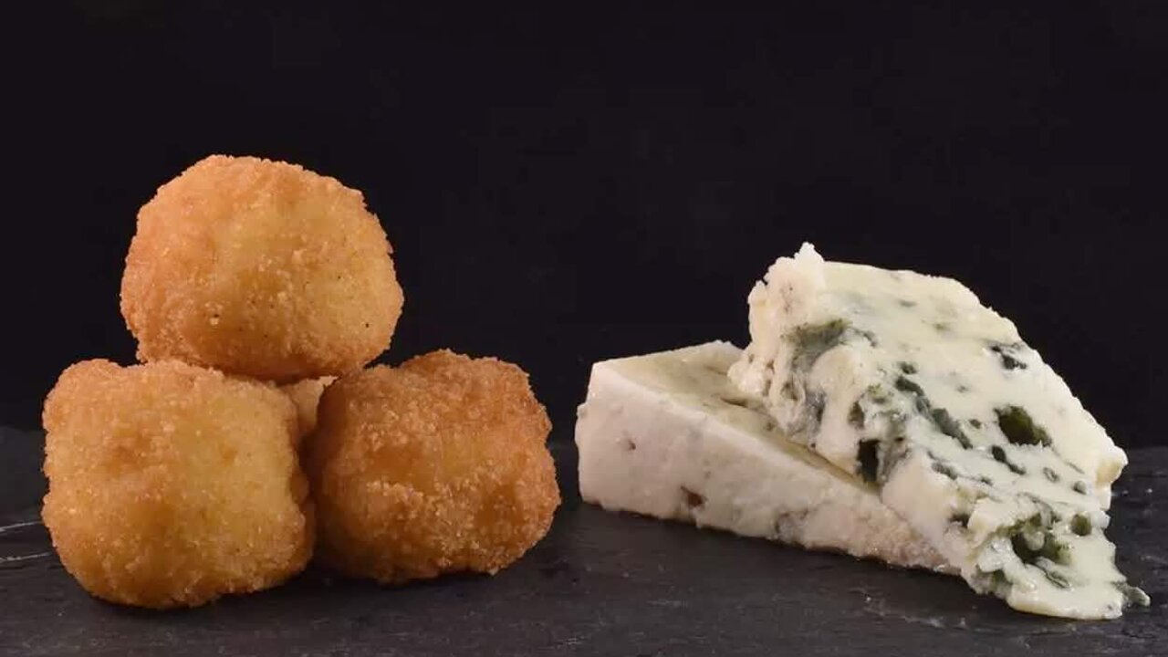 Croqueta de queso azul, toda una tentación para el paladar.