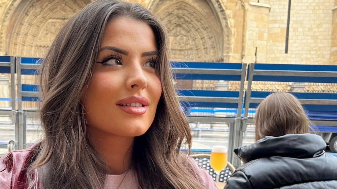 Nerea Fernández junto a la Catedral de León.