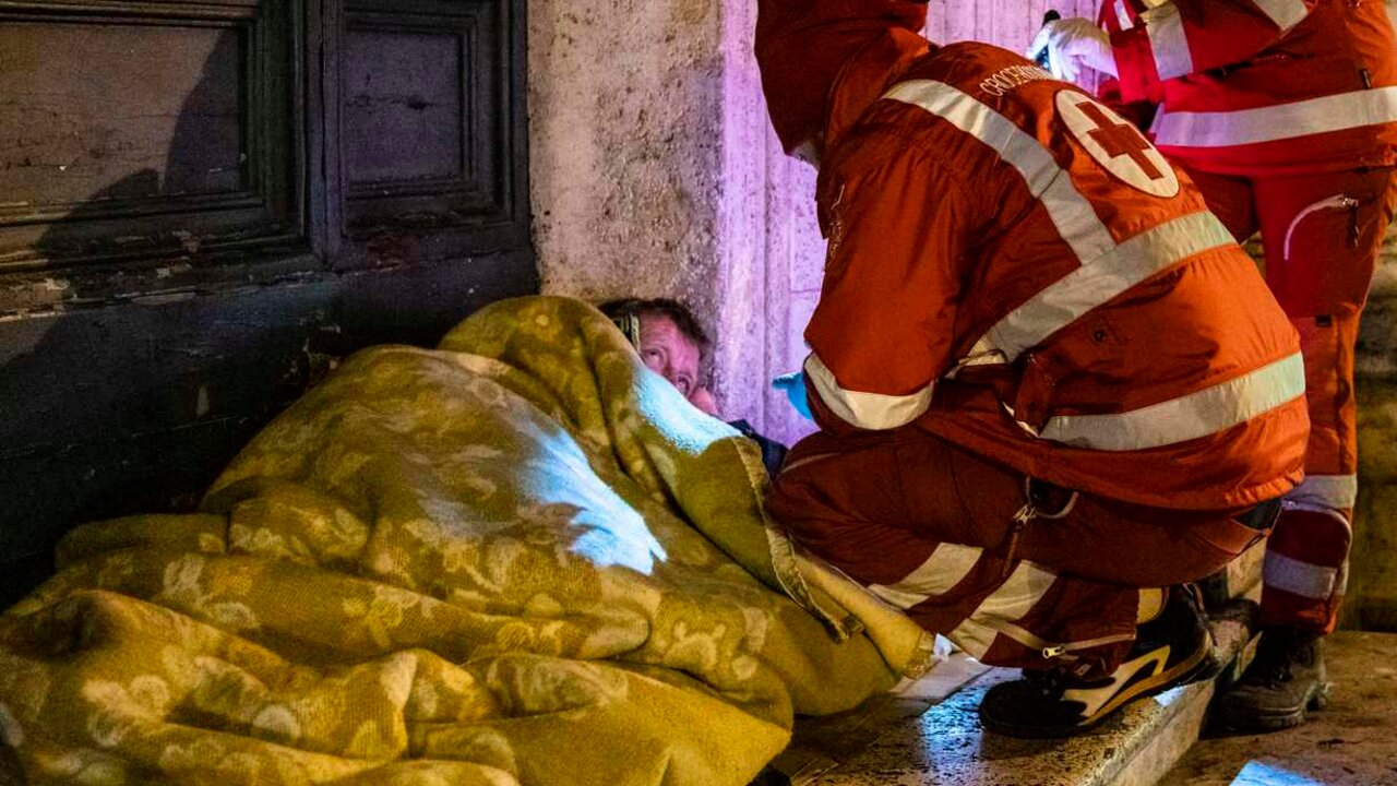 Personas sin hogar atendidas por Cruz Roja durante una de sus rutas de asistencia.