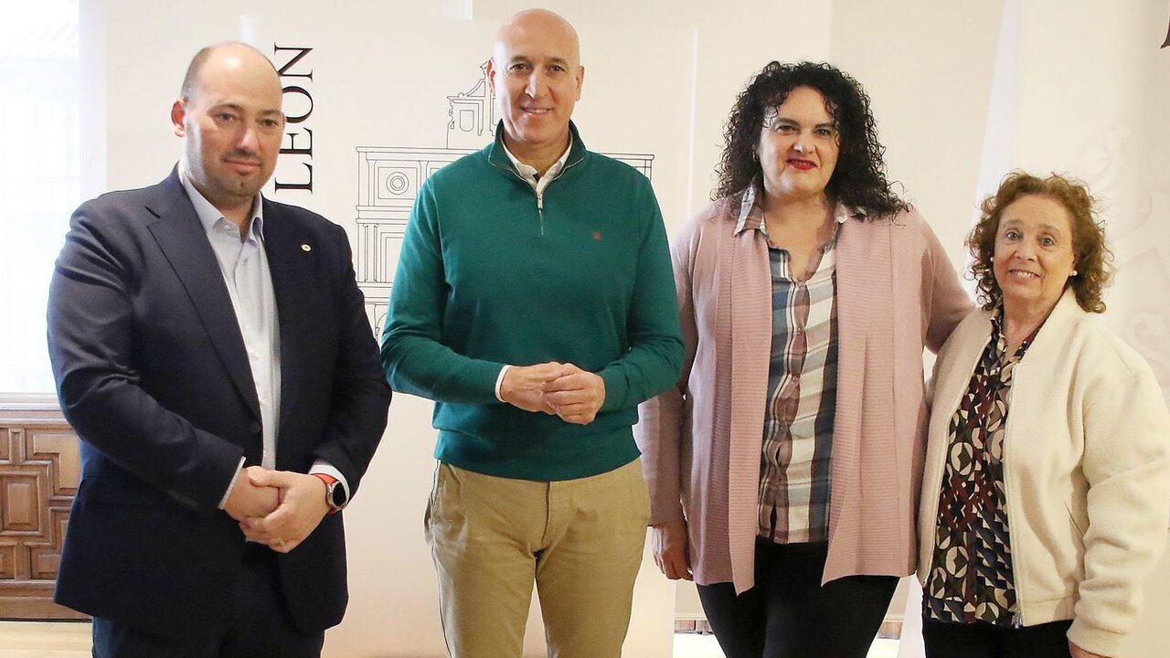 El alcalde de León, José Antonio Diez, presenta junto a la directora de Cáritas Diocesana de León, Aurora Baza, y el presidente de Cruz Roja, Daniel Hernández, un proyecto de colaboración conjunta. Foto: Peio García.