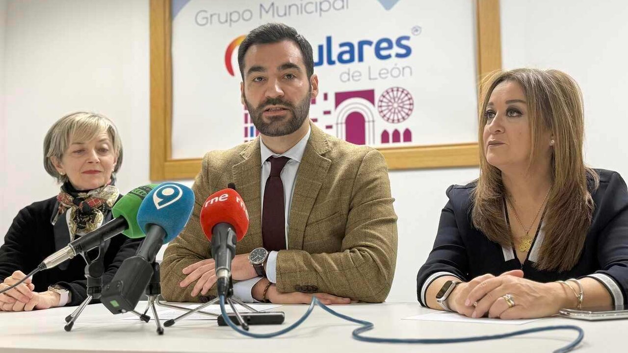 David Fernández, acompañado por su equipo, durante la rueda de prensa de este jueves.