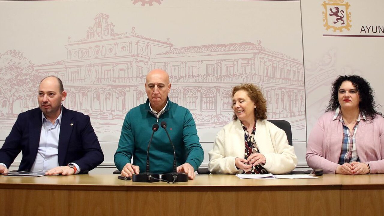 El alcalde de León, José Antonio Diez, presenta junto a la directora de Cáritas Diocesana de León, Aurora Baza, y el presidente de Cruz Roja, Daniel Hernández, un proyecto de colaboración conjunta Foto: Peio García.