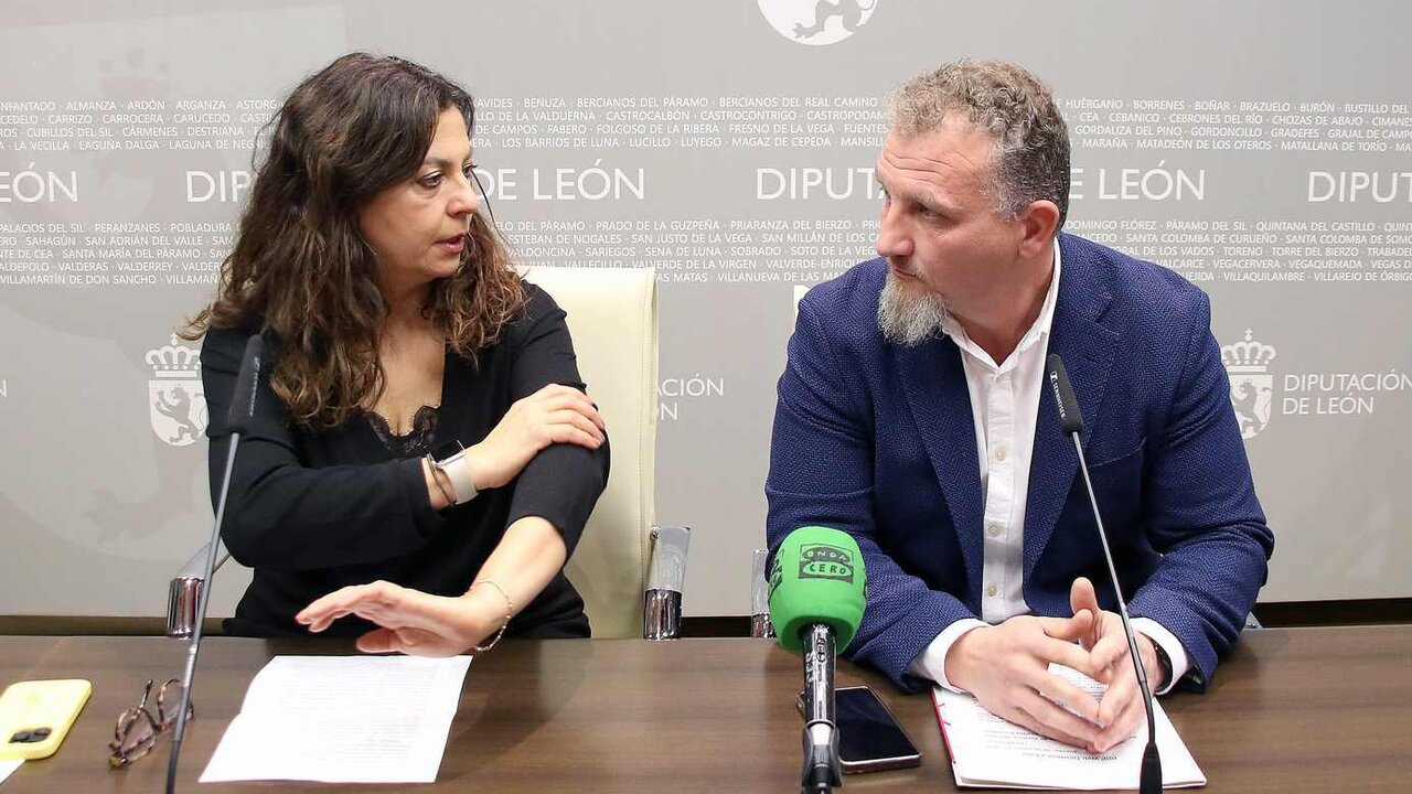 Mercedes Escudero y Octavio González presentan la nueva web de Turisleón y la actividad del Consorcio en Fitur.