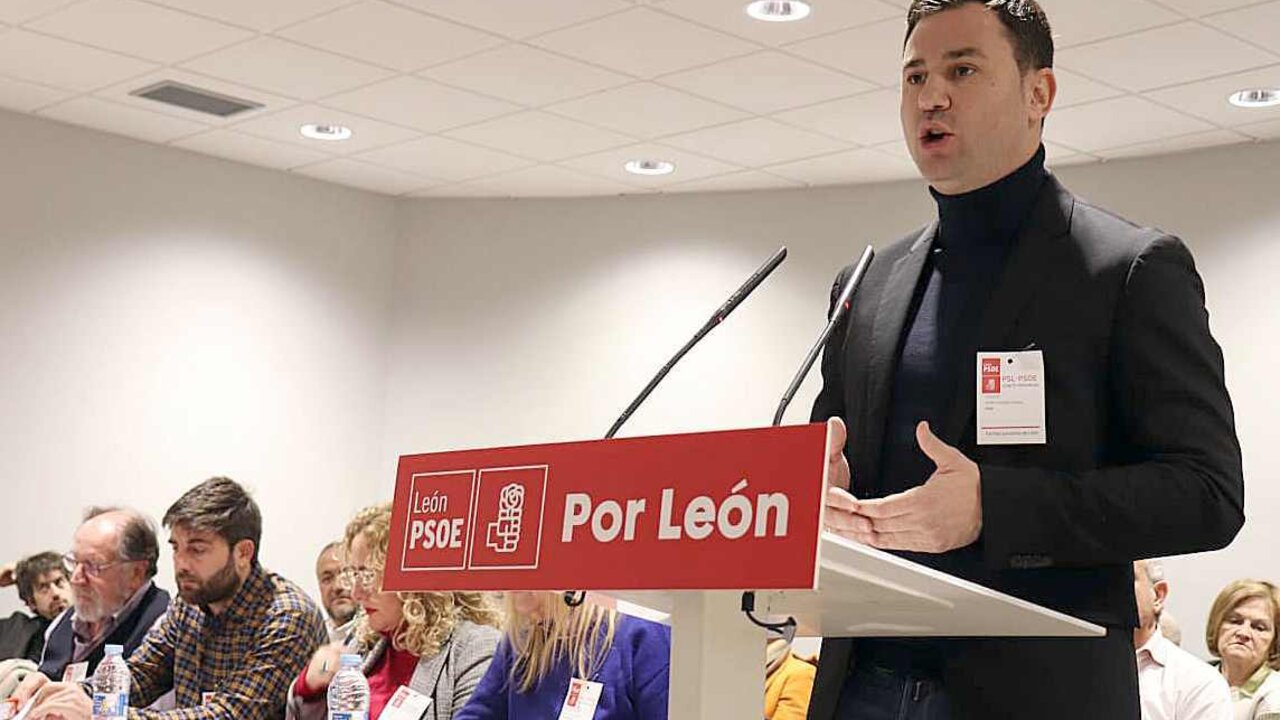 El secretario general del PSOE leonés, Javier Alfonso Cendón, durante una intervención en el Comité Provincial del PSOE.