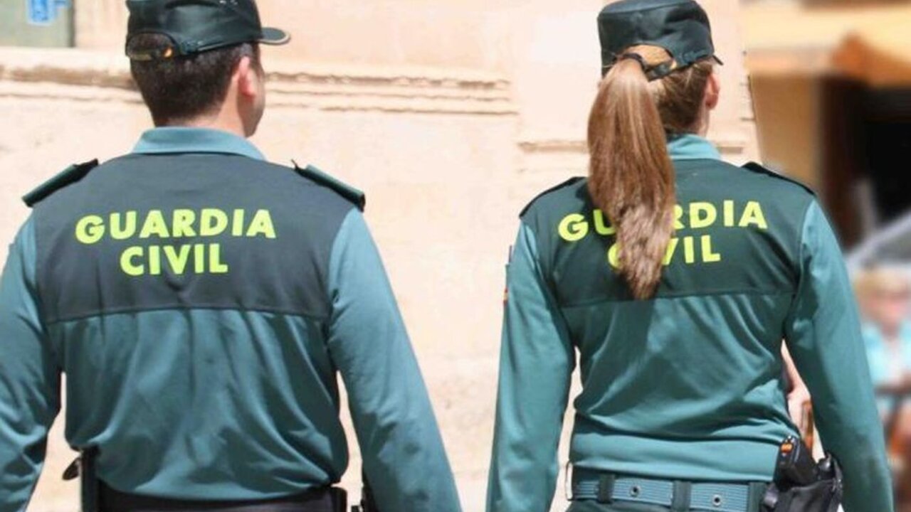 Agentes de la Guardia Civil de Ávila han encontrado un cuerpo sin vida, totalmente calcinado, durante la búsqueda de un anciano, de 84 años de edad y residente en Poyales del Hoyo.