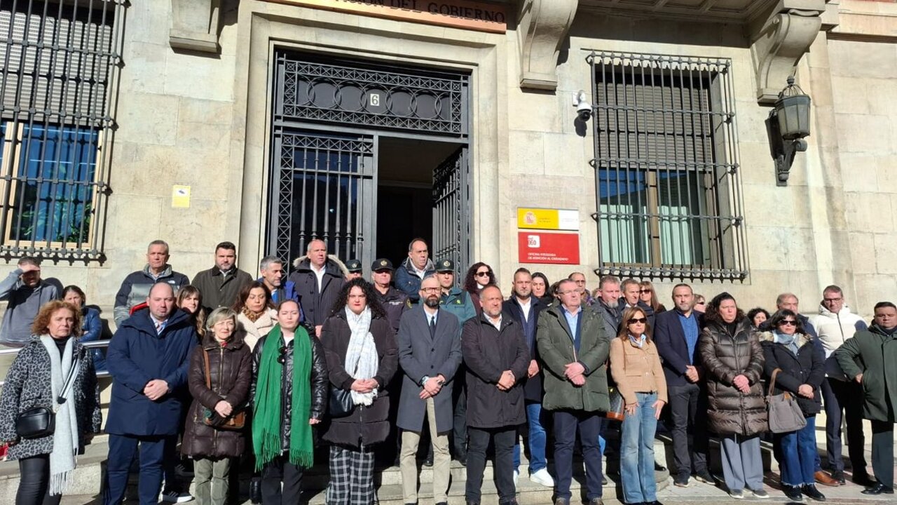 Minuto de silencio que ha tenido lugar en el mediodía de este viernes, a las puertas de la institución gubernamental.