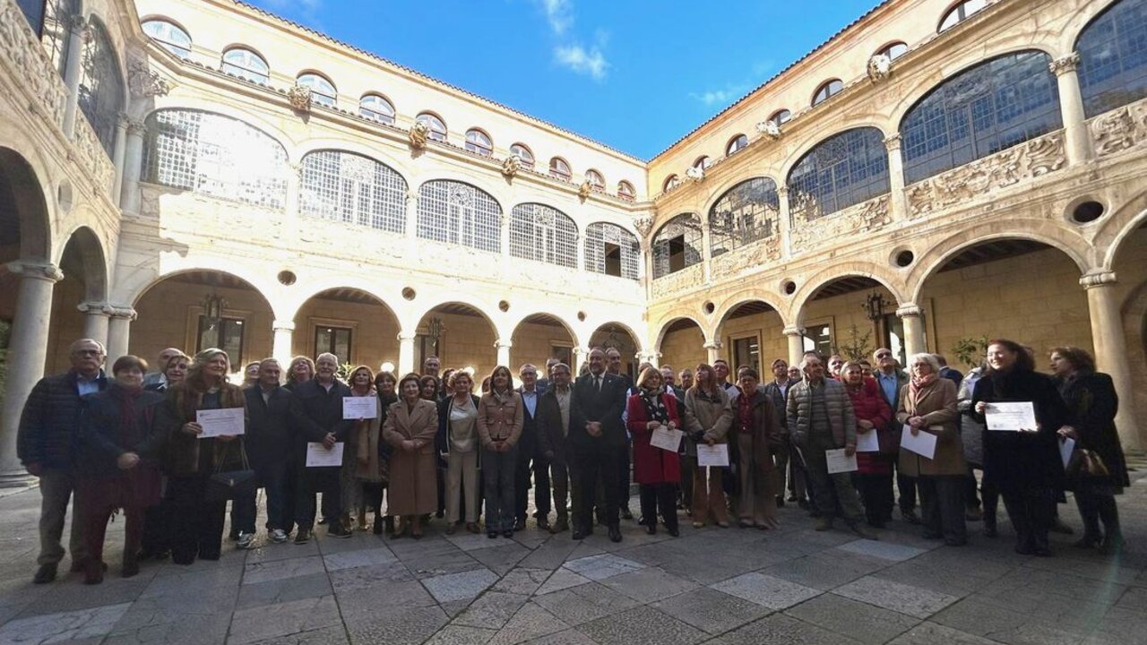 Cerca de medio centenar de trabajadores y trabajadoras que durante el pasado ejercicio se retiraron recogen un diploma y la insignia de oro de la institución provincial como reconocimiento a su entrega y labor.