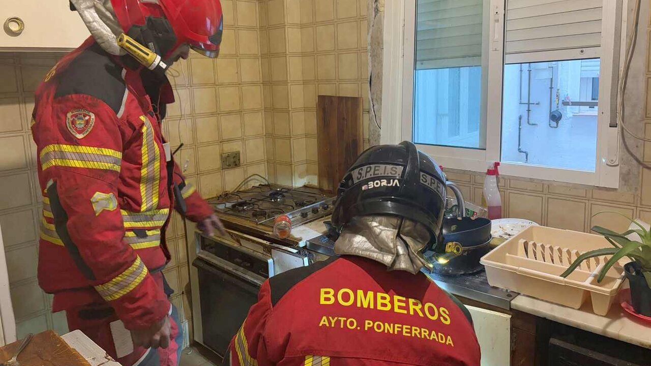 Una explosión de gas butano provoca daños materiales en una vivienda de la calle Mateo Garza de Ponferrada. En la imagen, los bomberos de Ponferrada en el lugar del suceso.