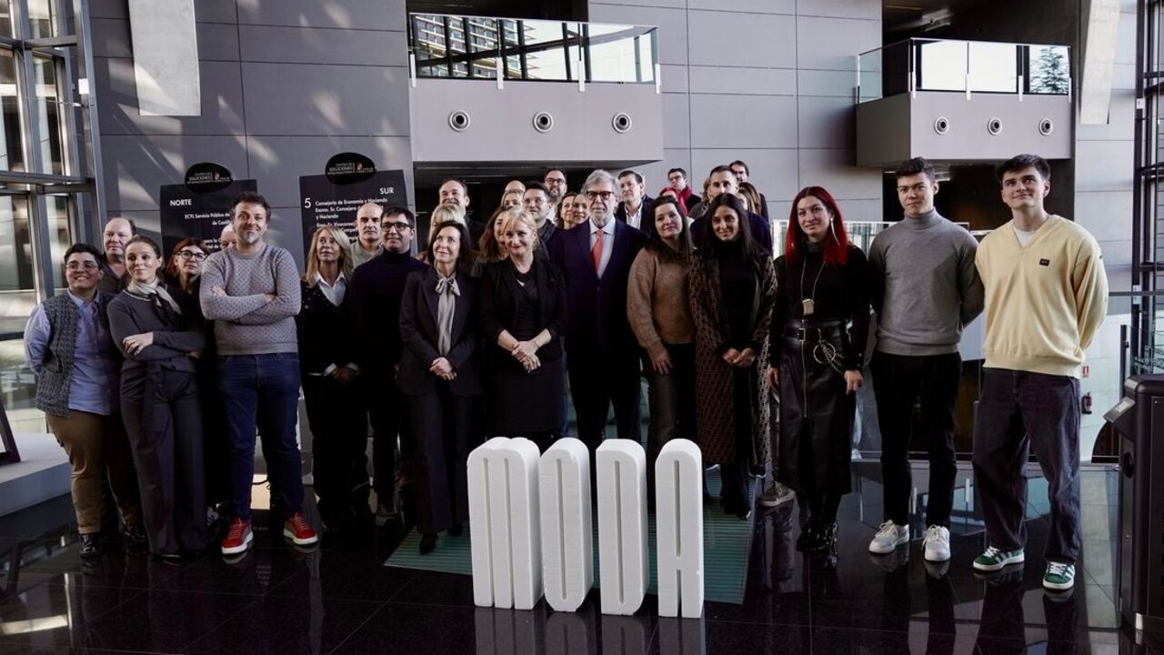 La consejera de Industria, Comercio y Empleo, Leticia García, y el presidente de CEOE Castilla y León, Santiago Aparicio, intervienen en el encuentro 'Escuchando a la industria', que reúne a importantes representantes del sector textil de la Comunidad e inicia una nueva etapa del proyecto 'Uniendo moda' para el año 2025. Foto: Eduardo Margareto.