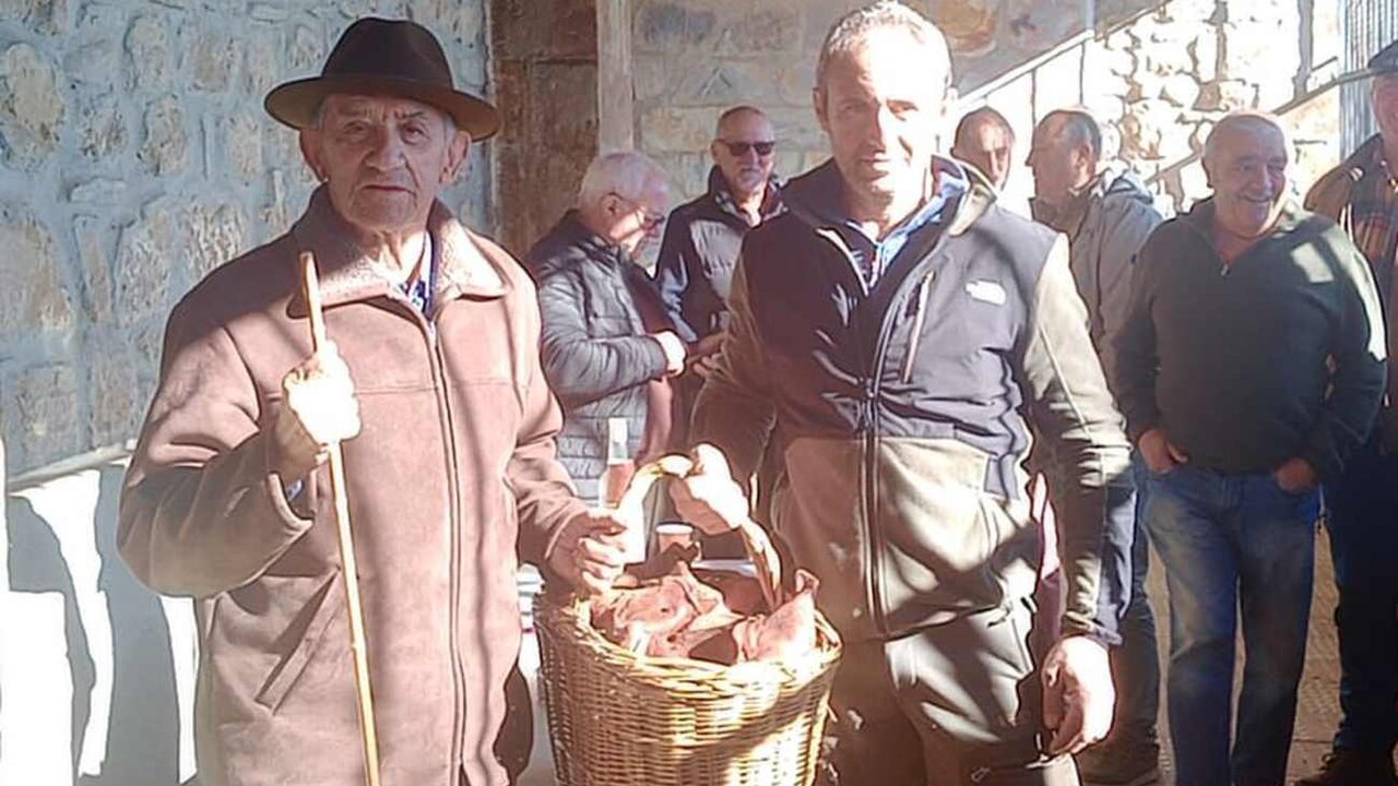 Rubén, con la cesta llena de 'patos', este viernes.