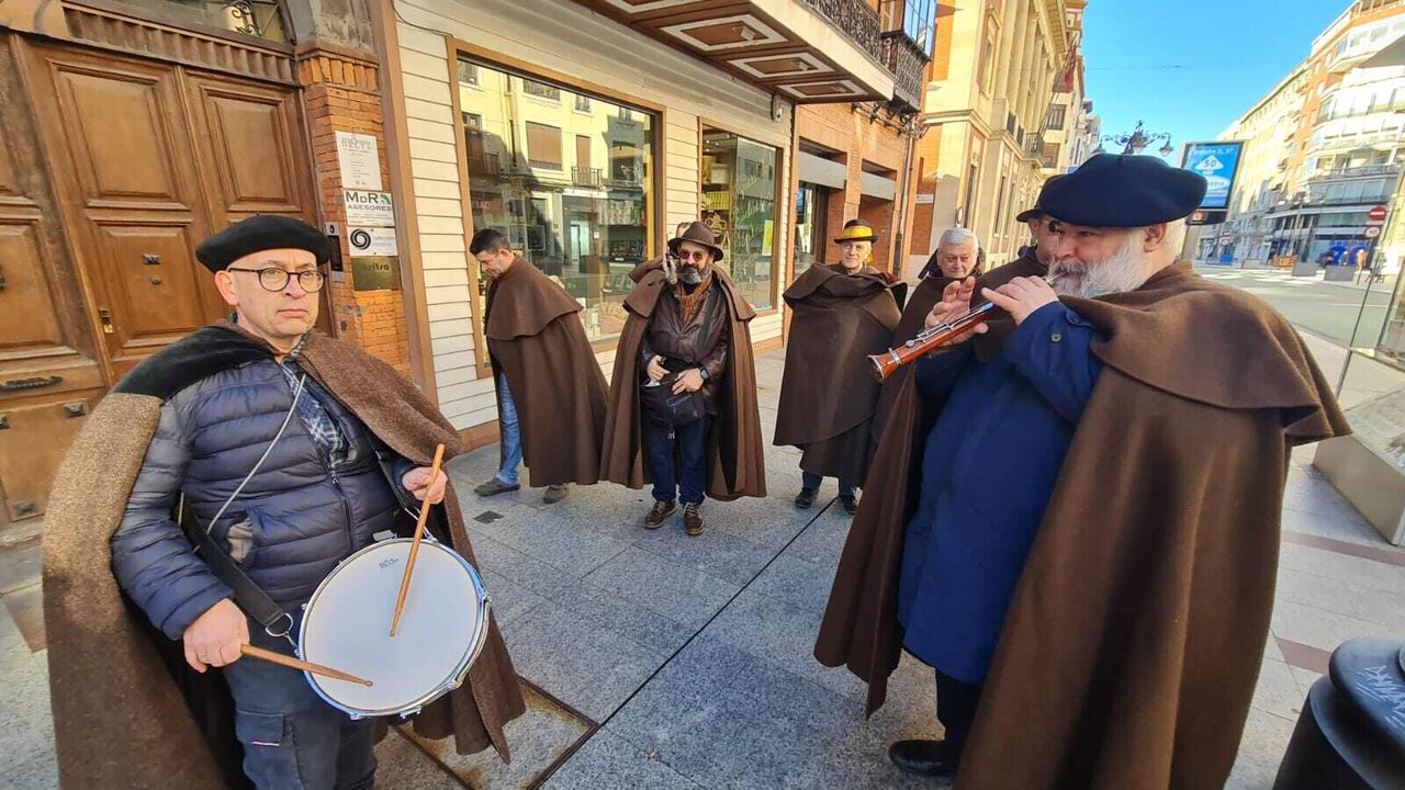 Los miembros de la Asociación Cultural San Francisco de Asís el Real Extramuros de León realizan la tradicional colecta del 'gochín', productos de León y panes, entre otras viandas, para la celebración de San Antón, patrón de los animales.