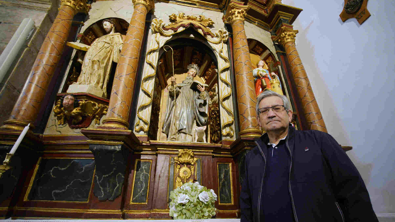 El historiador bembibrense, Manuel Olano, junto al retablo del santuario del Ecce-Homo de Bembibre, que custodia las imágenes del siglo XVI de San Antonio, y San Francisco, de la antigua Ermita de San Antonio y la talla de Santa Bárbara, del siglo XIX. Fotos: César Sánchez