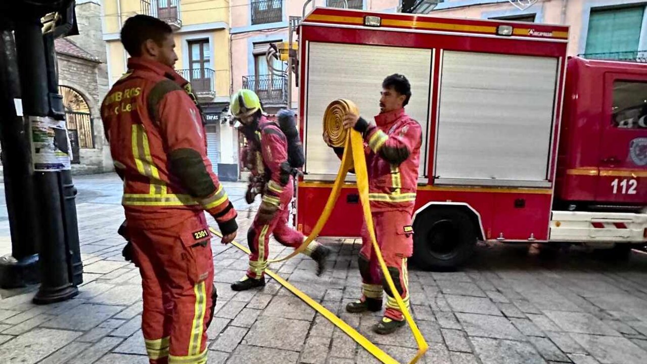 El intenso humo procedente de la ventilación del local alertó de los problemas en el mismo | Hasta el lugar se desplazaron efectivos de Bomberos León y de la Policía Local. Foto: Bomberos León