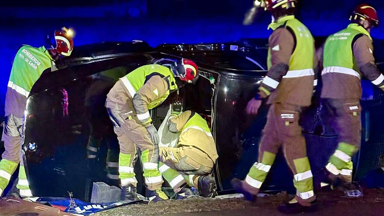 Bomberos León intervienen en el lugar del accidente. Foto: Bomberos León