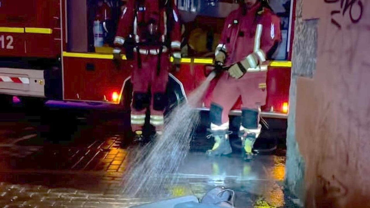 Efectivos de Bomberos León sofocando las llamas del patinete.