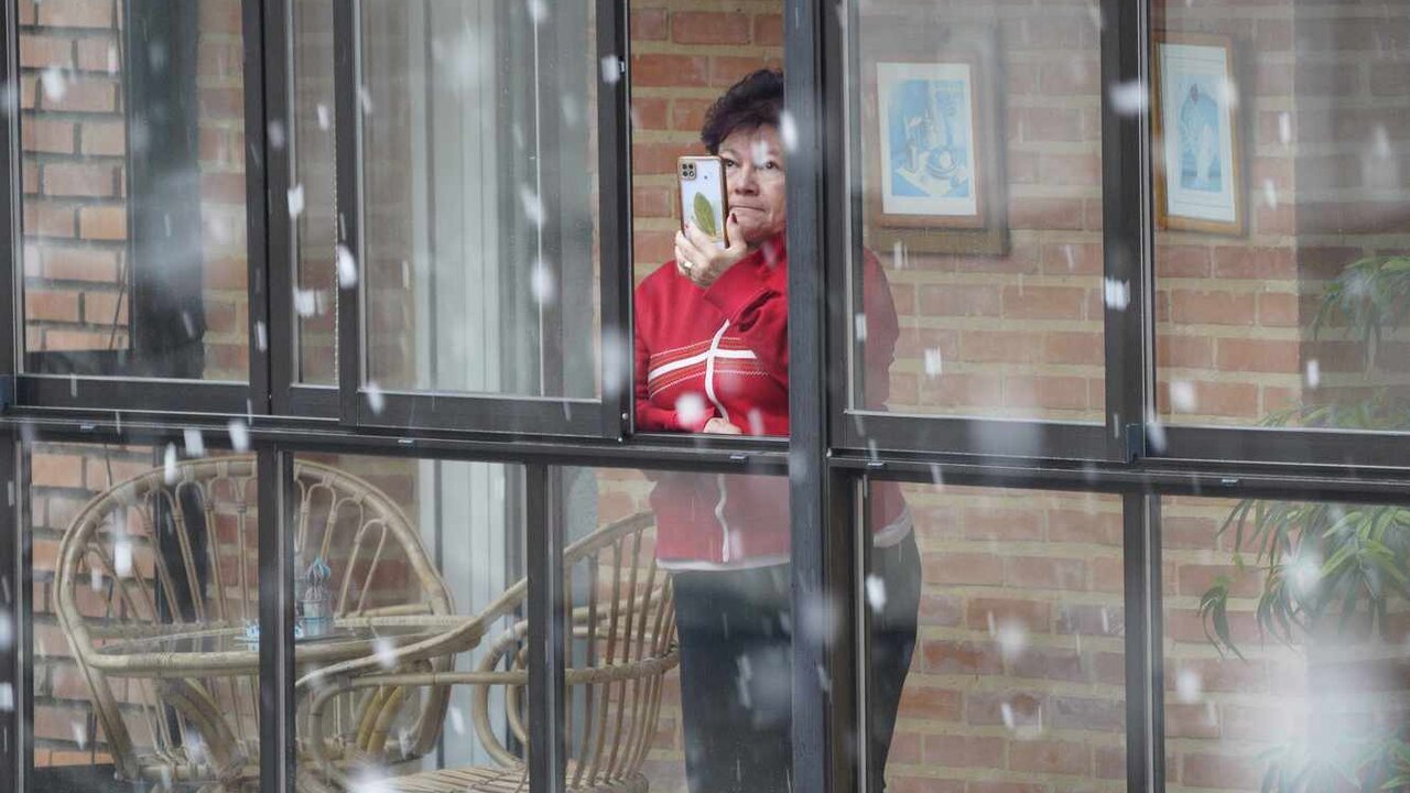 Una mujer graba la nieve sobre la provincia de León este domingo. Foto: César Sánchez