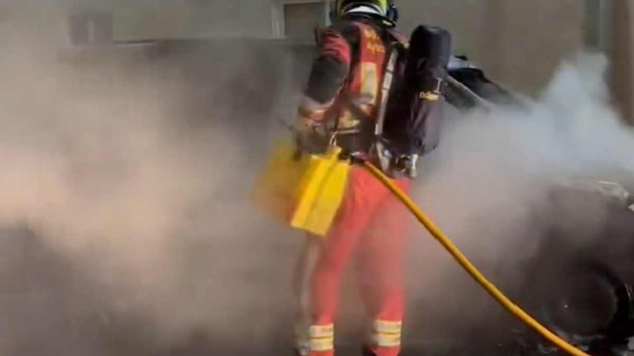 Bomberos León interviene en el incendio de un vehículo en Villadangos del Páramo.