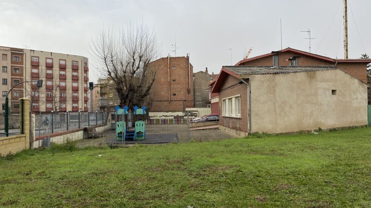 Un proyecto, el iniciado por el Partido Popular en 2015-19, que incluía la puesta en marcha del primer jardín terapéutico para mayores de la ciudad en el solar de 1.513 metros cuadrados aledaño al CEAS.