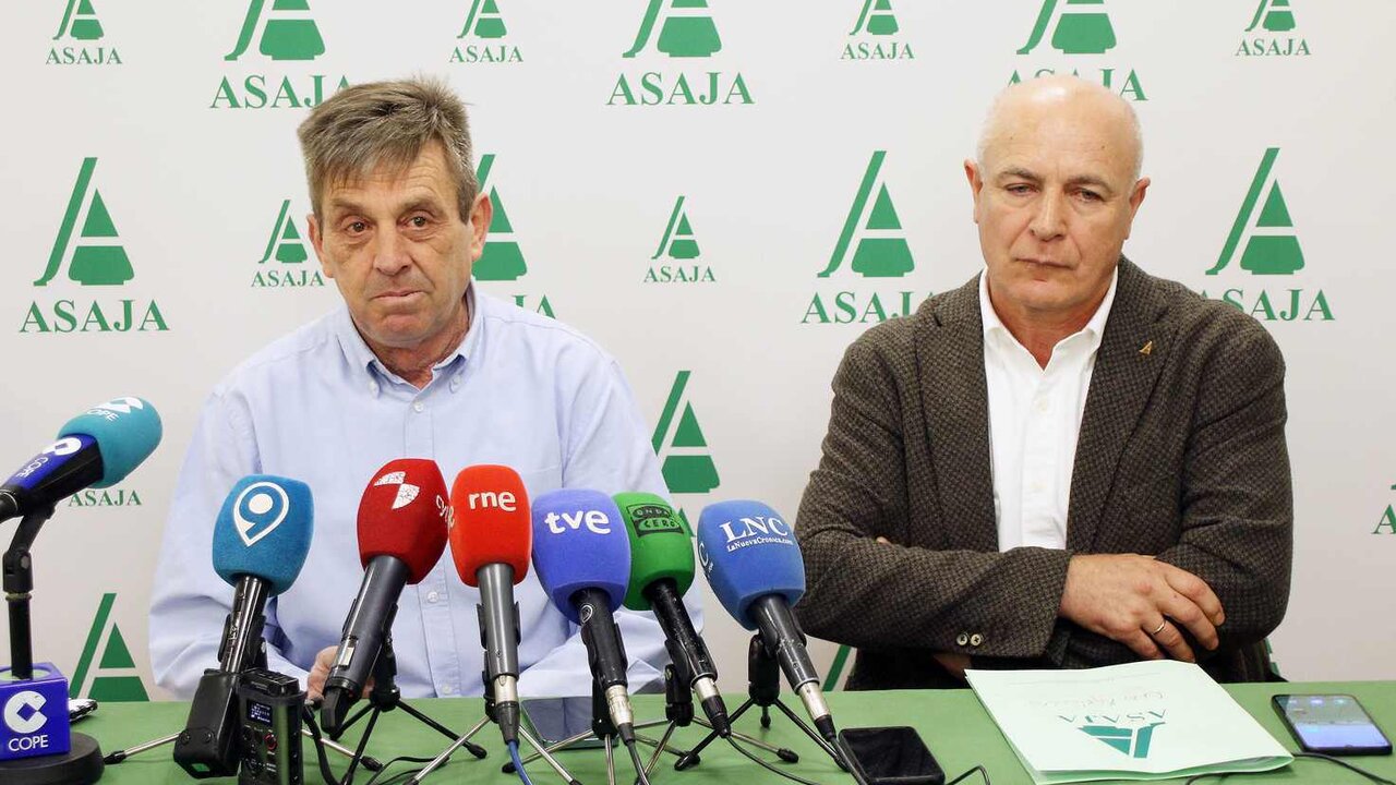 El presidente de Asaja León, Arsenio Vidal, y el secretario general, José Antonio Turrado, presentan el balance anual del sector agroganadero de 2024 y las previsiones para este año. Foto: Campillo