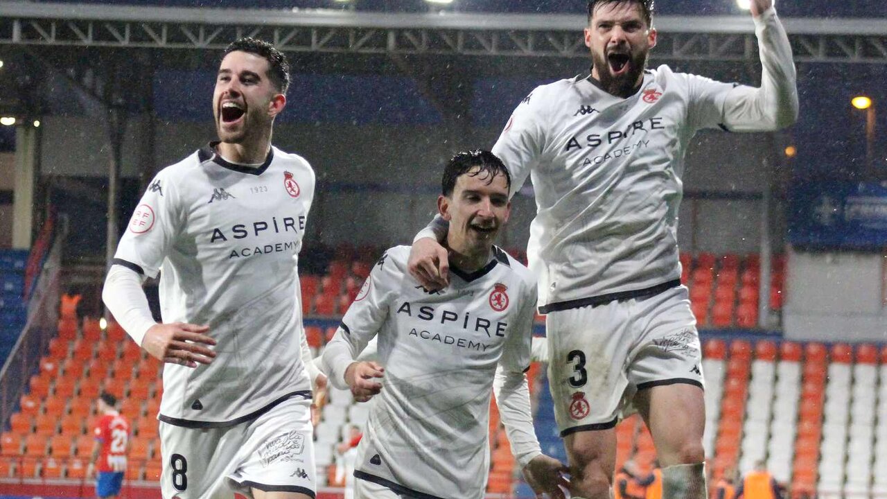 Barri, Chacón y Eneko celebrando uno de los goles del '10' de la Cultural.