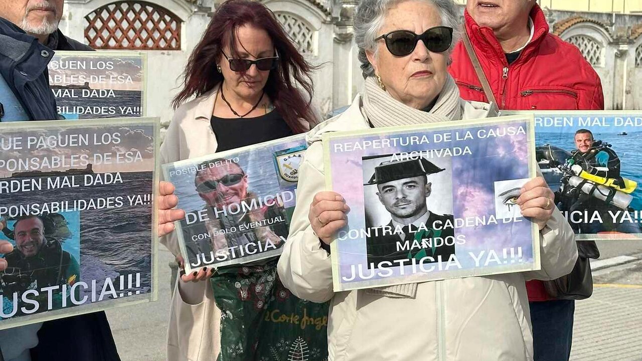 Familiares de uno de los guardias civiles fallecidos, durante una protesta.