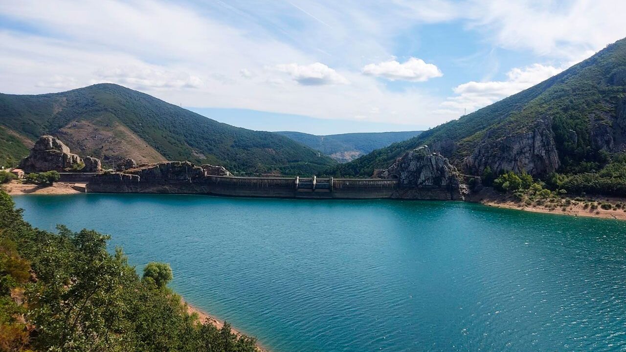 Embalse de Barrios de Luna en la provincia de León.