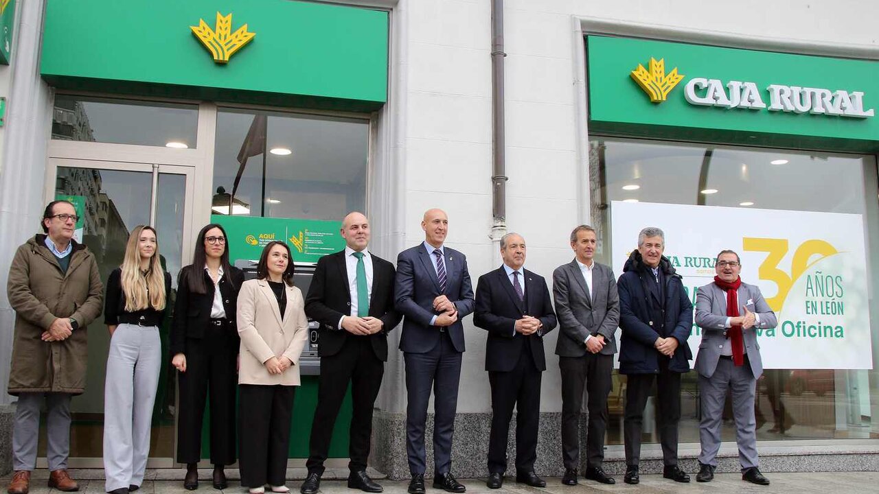 Acto de inauguración de la nueva oficina de Caja Rural en la capital leonesa con presencia de autoridades y representantes de la entidad financiera. Fotos: Peio García