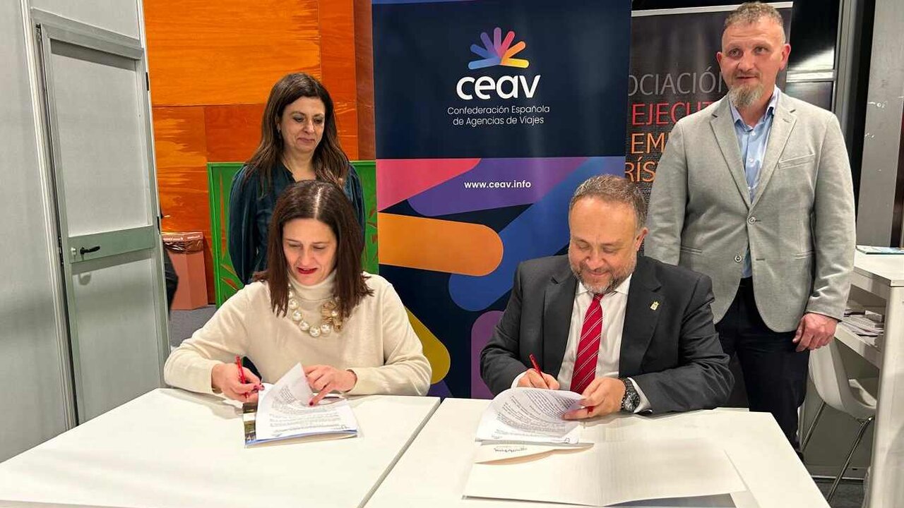 Un instante de la firma del acuerdo realizada en Fitur.