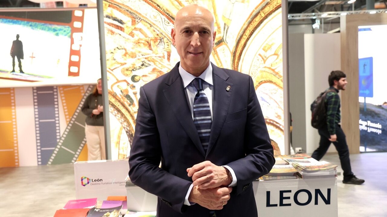 El alcalde de León, José Antonio Díaz, en el stand de León en Fitur.