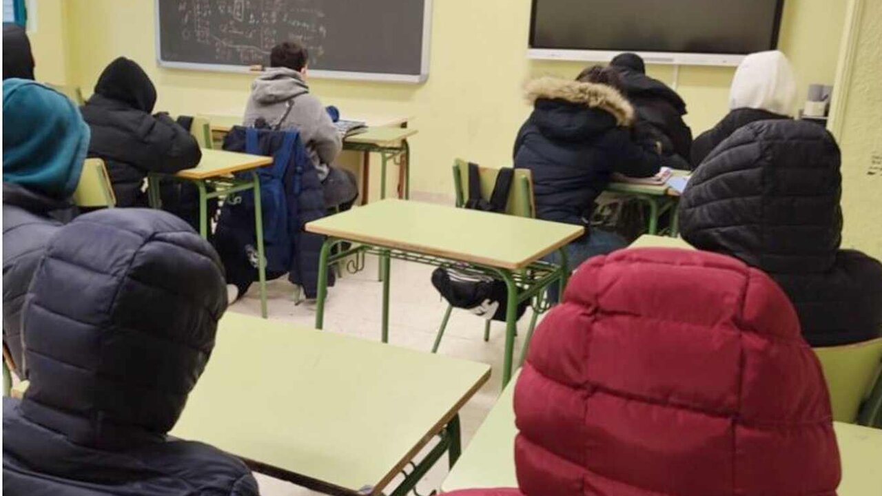 Frio en las aulas en colegios de León capital.