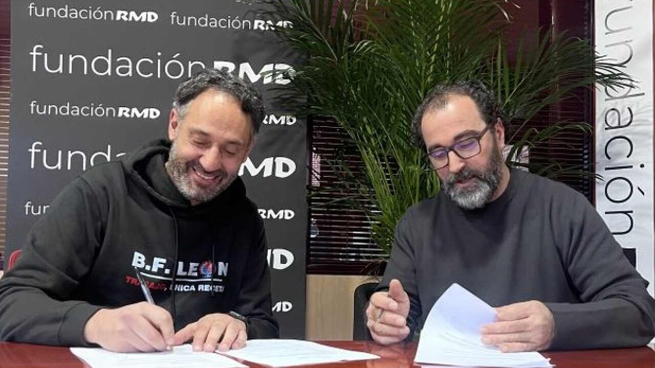 Un instante de la firma del acuerdo entre club y patrocinador.