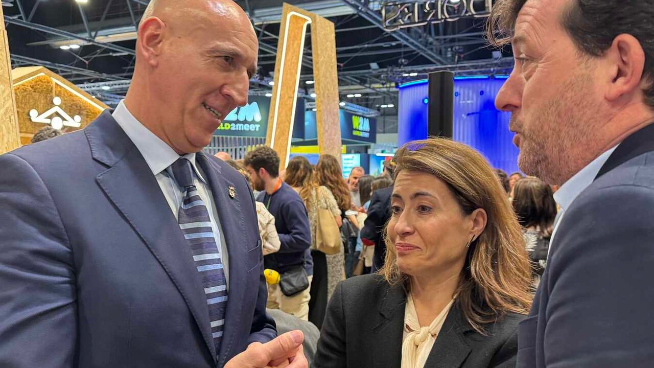 José Antonio Diez mantuvo un encuentro en Fitur con la presidenta de la compañía, Raquel Sánchez, y el secretario general de la misma.