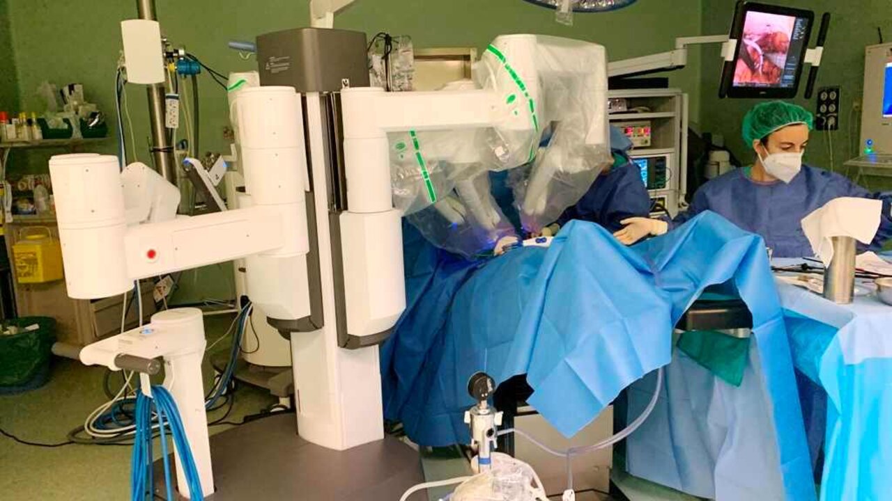 Imagen de una intervención con el robot Da Vinci en el Hospital de León.