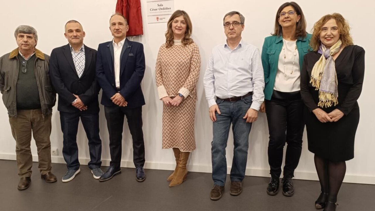 Miguel Ángel Tesouro, vicerrector de profesorado; Diego Soto, vicerrector de Estudiantes, Cultura y Deportes; el homenajeado, César Ordóñez; Nuria González, rectora de la ULE; Santiago Gutiérrez, vicerrector de Investigación y Transferencia; Raquel Domínguez, vicerrectora de Igualdad, Inclusión y Proyección social y Pilar Marques, vicerrectora del campus de Ponferrada.