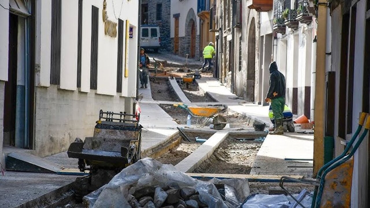 El Ayuntamiento de Villafranca del Bierzo asegura que las obras de la calle del Agua están a punto de finalizar.