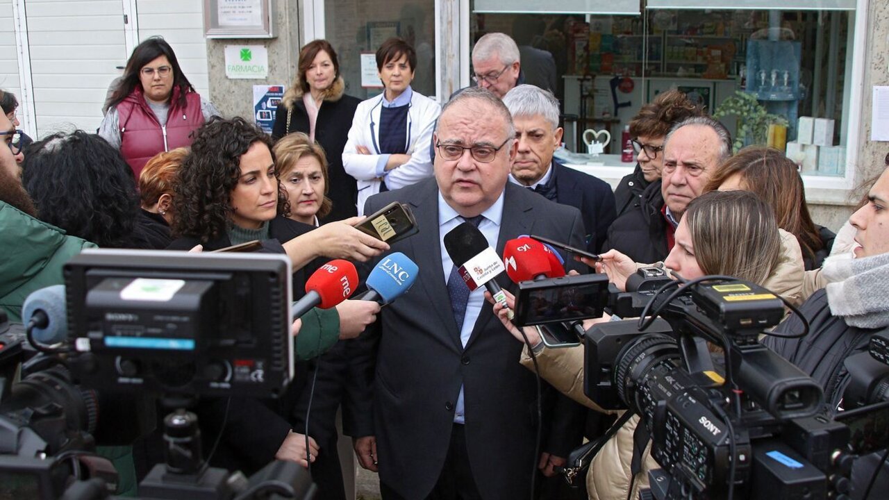 El consejero de Sanidad, Alejandro Vázquez Ramos, y la presidenta del Consejo de Colegios de Farmacéuticos de Castilla y León, María Engracia Pérez, en la farmacia de Toral de los Guzmanes (León). Foto: Peio García.