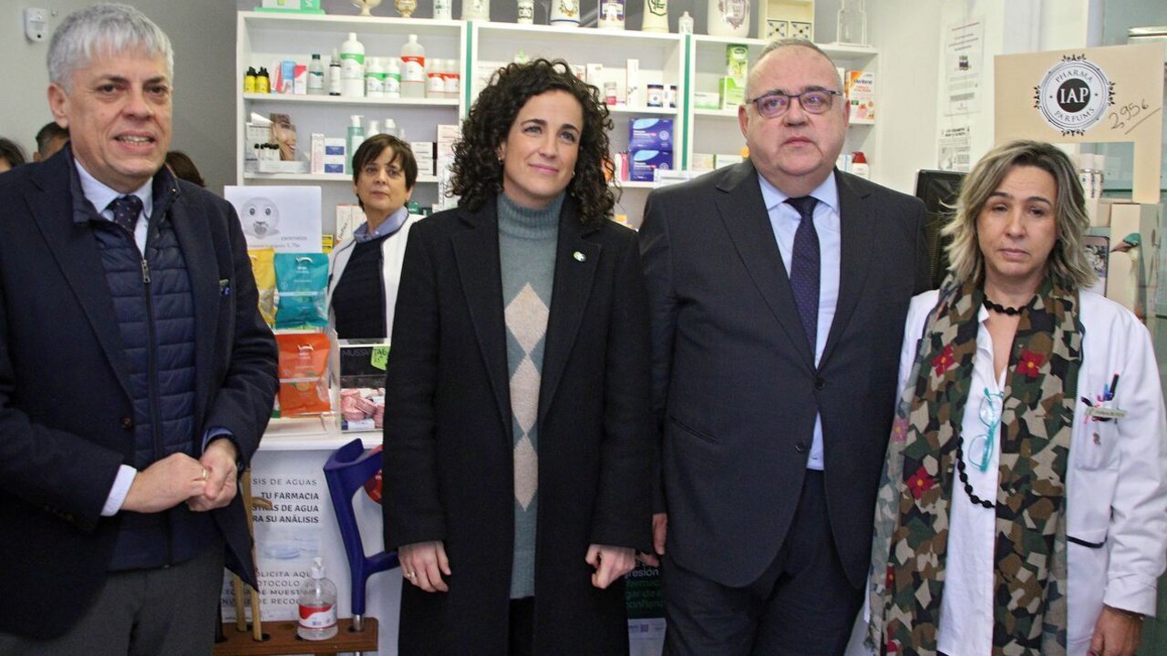 El consejero de Sanidad, Alejandro Vázquez Ramos, y la presidenta del Consejo de Colegios de Farmacéuticos de Castilla y León, María Engracia Pérez, en la farmacia de Toral de los Guzmanes (León). Fotos: Peio García.