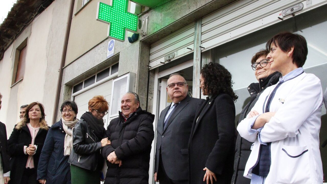 El consejero de Sanidad, Alejandro Vázquez Ramos, y la presidenta del Consejo de Colegios de Farmacéuticos de Castilla y León, María Engracia Pérez, en la farmacia de Toral de los Guzmanes (León). Fotos: Peio García.