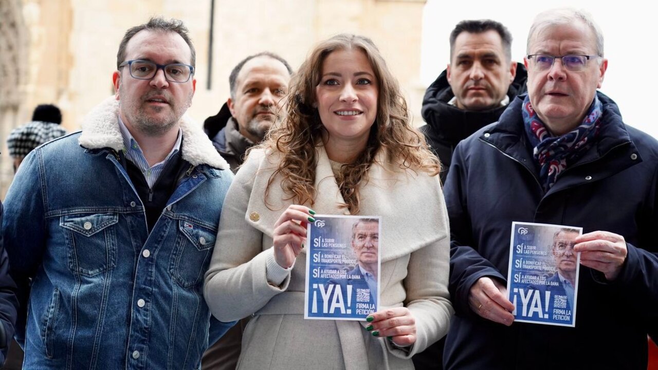 La presidenta del PP de León y vicesecretaria de Sanidad y Educación, Ester Muñoz, ofrece una valoración de la actualidad política ante los medios de comunicación. Fotos: Campillo.