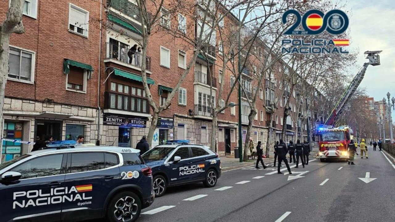 El fallo de una manta eléctrica sobre un sofá provoca un incendio en una vivienda del Paseo Zorrilla, en Valladolid. Foto: Policía Nacional.