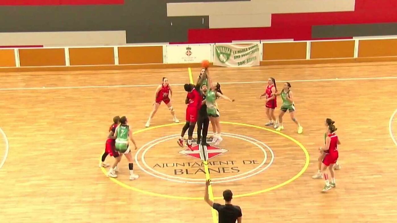 Salto inicial entre los dos equipos en el encuentro celebrado este domingo.