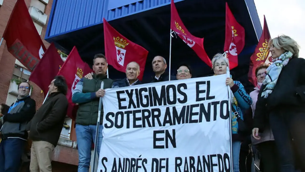 Medio centenar de personas concentradas bajo la pasarela de San Andrés del Rabanedo. Foto: Peio García.