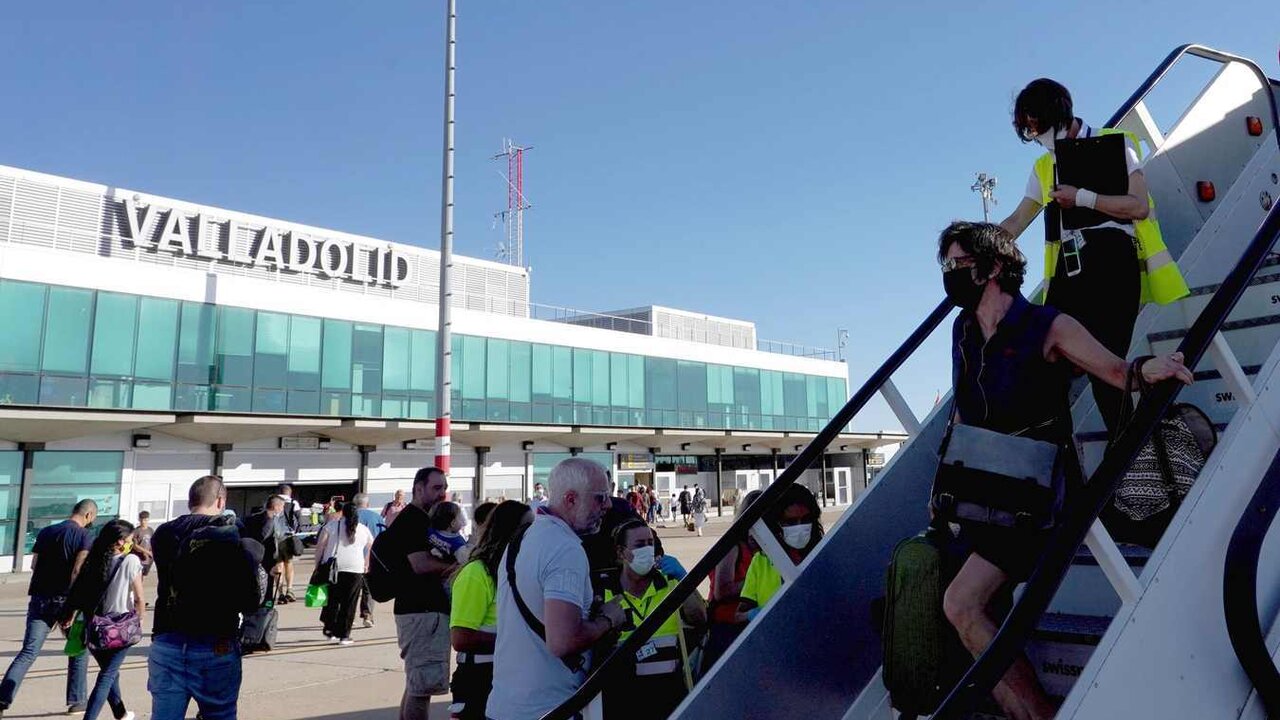 Llegada de pasajeros al Aeropuerto de Villanubla.