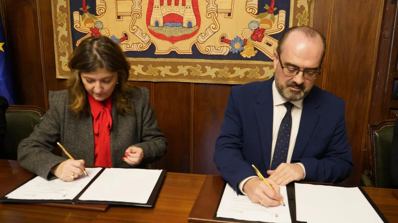 La rectora de la Universidad de León, Nuria González, junto al alcalde de Ponferrada, Marco Morala, durante la firma del convenio de colaboración entre ambas instituciones. Fotos: César Sánchez.