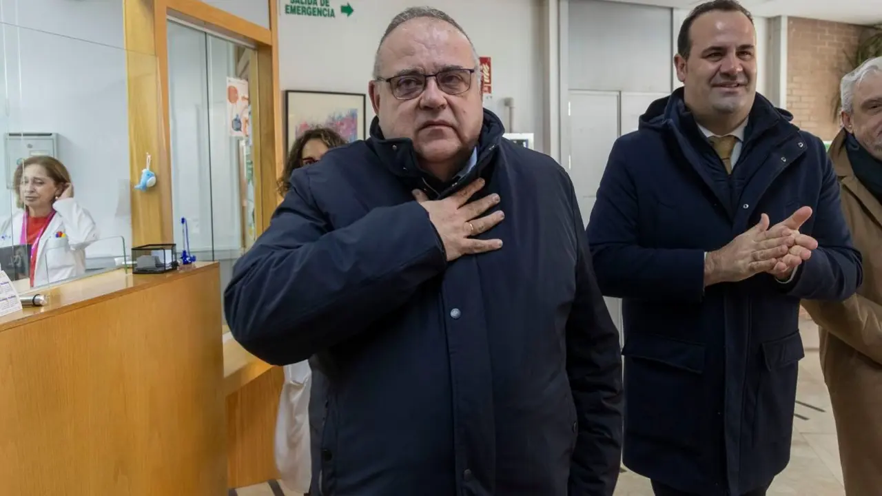 El consejero de Sanidad, Alejandro Vázquez, visita las obras de ampliación y reforma del centro de salud de Santa Marta de Tormes (Salamanca).