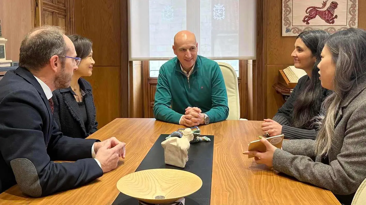 Un instante del encuentro mantenido por el alcalde de León con los representantes del Instituto Confucio de León.