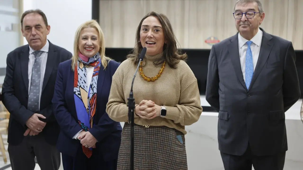 La consejera de Agricultura, Ganadería y Desarrollo Rural, María González Corral, inaugura la nueva fábrica de la empresa cárnica Moreno Sáez, en Garray (Soria). Foto: Concha Ortega.