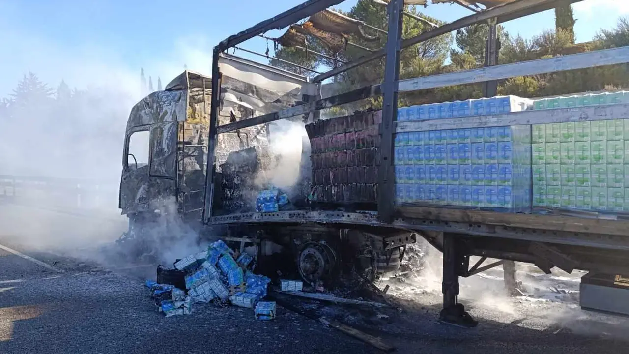 Imagen de los daños ocasionados por el fuego en el vehículo pesado. Fotos: Sepeis