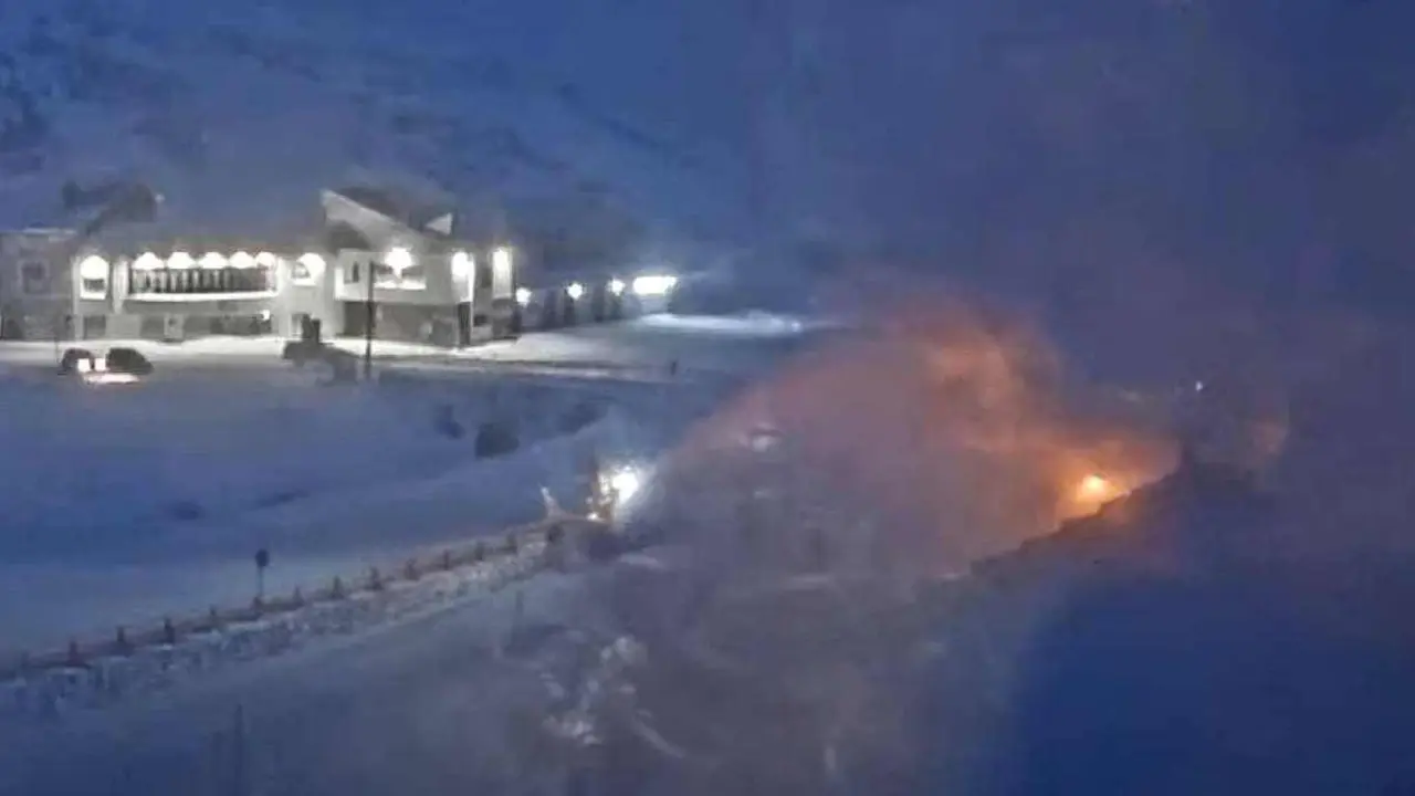 Imagen de la máquina fresadora sofocando el incendio de un autobús en la estación de San Isidro. La imagen ha sido tomada por las cámaras de la propia estación invernal.