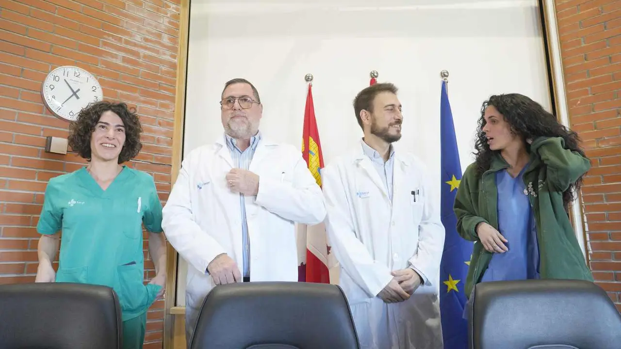 El gerente de Asistencia Sanitaria del Bierzo, Juan Ortiz de Saracho (2I), junto al coordinador de cirugía robótica del Hospital de El Bierzo, Óscar Miranda (2D), y las enfermeras del servicio de Urología, Paula Fernández (I), y Meritxell Fornel (D), durante su comparecencia para informar sobre el éxito de las primeras operaciones con el robot Da Vinci. Foto: César Sánchez